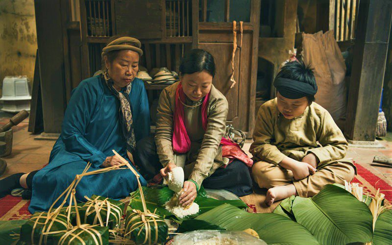 Fabrication des “banh chung” - Belle occasion de réunion de famille