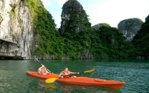 Faire du kayak à la baie de Bai Tu Long