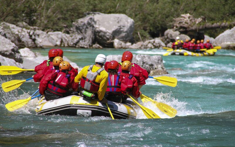 Filer à travers les rapides lors d'une aventure de rafting en eaux vives