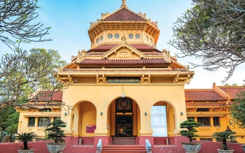 Façade du Musée national de l'histoire vietnamienne à Hanoï