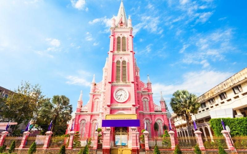 Façade de l'église Tan Dinh à Ho Chi Minh-Ville