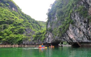 Faire du kayak à la baie de Lan Ha