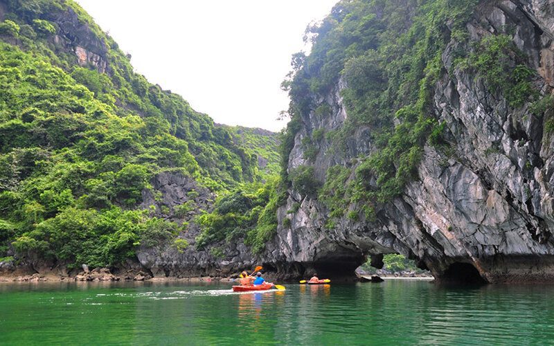 Faire du kayak à la baie de Lan Ha