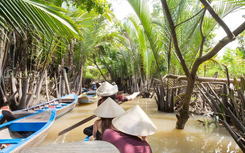 Faites une promenade en sampan pour explorer la nature luxuriante de la région Ben Tre.