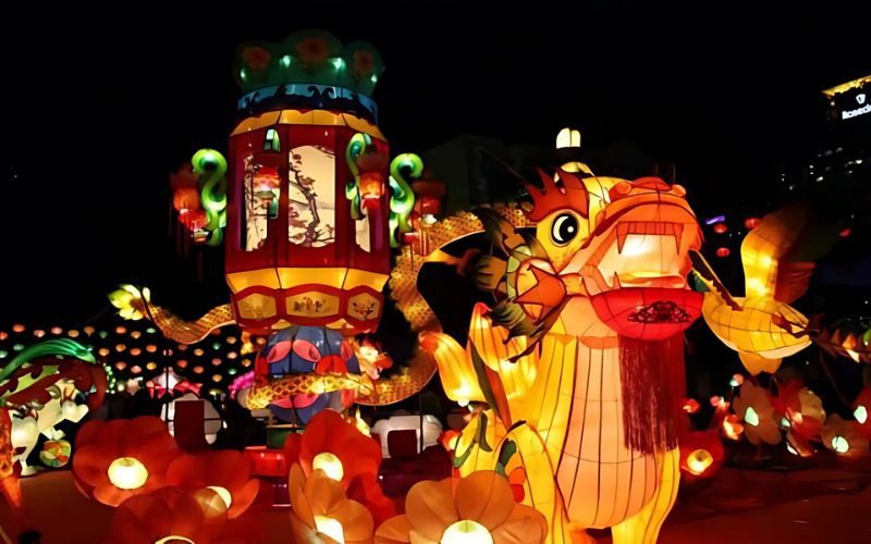 Illuminations spectaculaires lors du festival Long Chu à Hoi An, avec des lanternes en forme de dragon et des décorations colorées représentant des symboles traditionnels