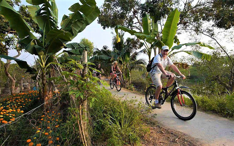 Faire du vélo dans le village au Mékong