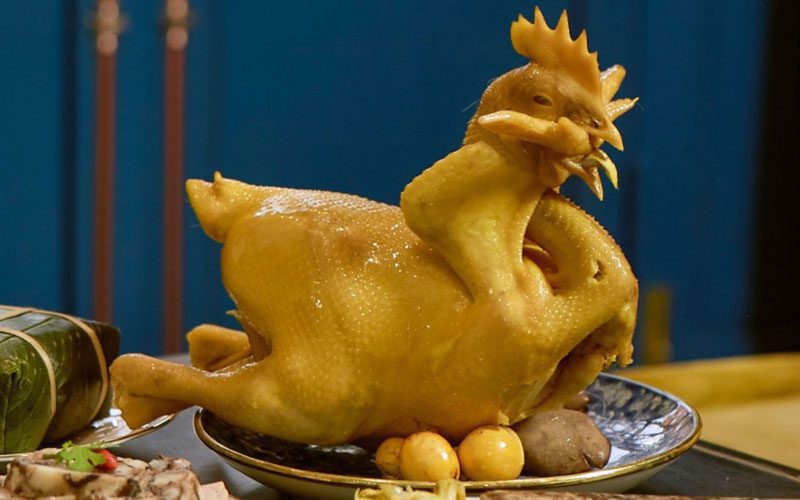 Le poulet bouilli avec sa couleur jaune représente une vie chaleureuse et paisible