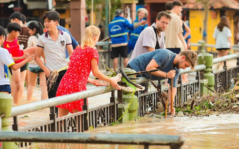 Les étrangers aident à nettoyer Hoi An après le passage du typhon Noru en 2022.
