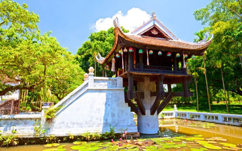 Découvrez la Pagode au pilier unique à Hanoï, un trésor d'architecture et de sérénité, reflétant l'essence spirituelle et historique de la capitale vietnamienne