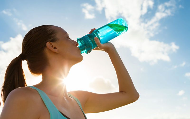 Hydratez et protégez du soleil durant le voyage est nécessaire