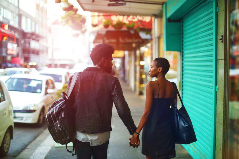 Il ne faut pas exprimer l'affection au public sauf se tenir la main
