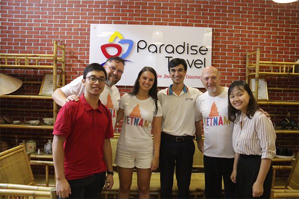 Alex et ses charmants amis espagnols au nouveau bureau de Paradise Travel