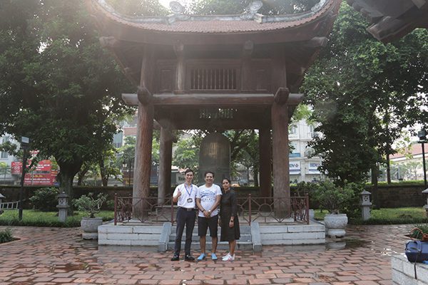Alex en visite à Hanoi avec ses clients au temple de la littérature