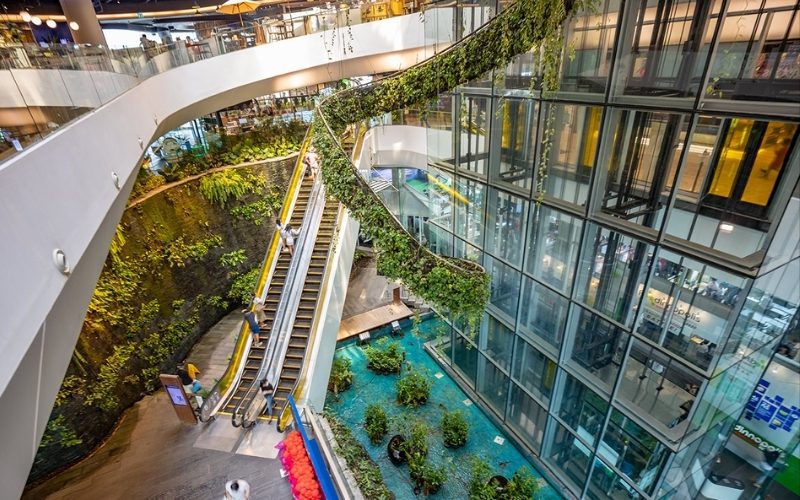 Intérieur du centre commercial EmQuartier