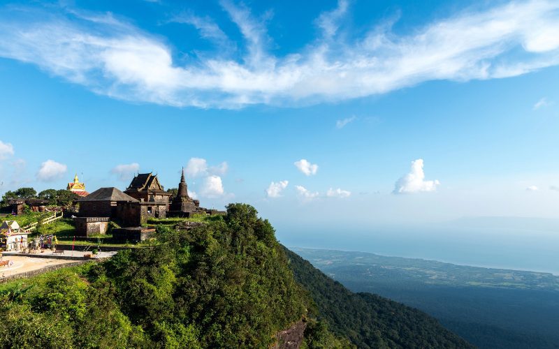 Vue spectaculaire du temple Wat Sampov Pram sur les Hautes Terres de Bokor