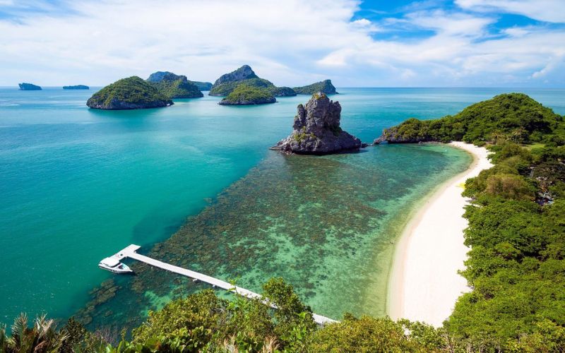 Vue aérienne des îles d’Ang Thong près de Koh Samui, avec plage de sable blanc, eaux turquoise et îlots rocheux couverts de végétation tropicale