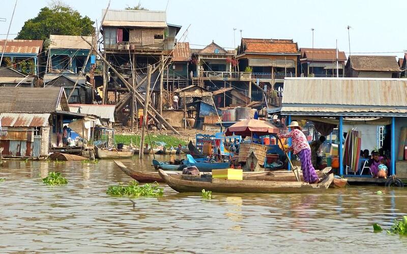 Vue des maisons sur pilotis et des habitations flottantes typiques de Kampong Chhnang, situées le long des rives du fleuve