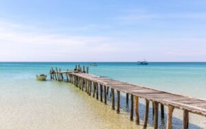 Jetée en bois vieillie s'avançant dans une mer turquoise à Koh Rong