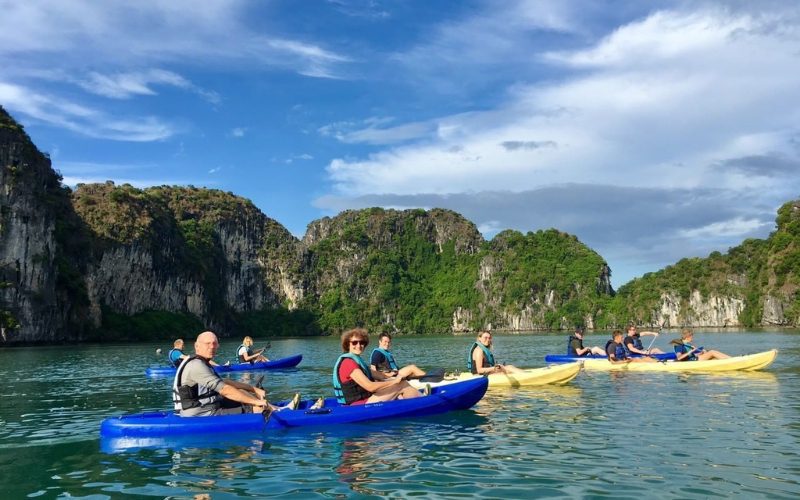 Kayak dans la baie d'Halong