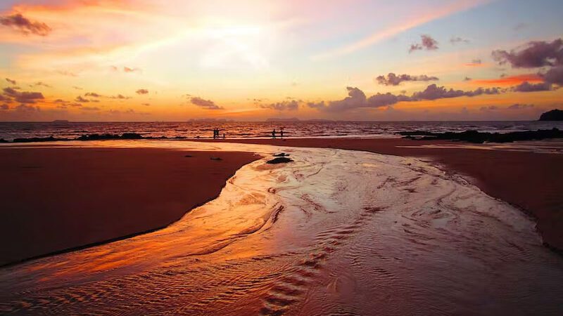 Klong Dao, avec ses eaux peu profondes, est une plage idéale pour les familles.