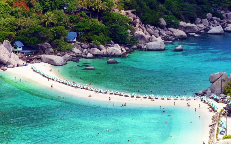 Vue aérienne de Koh Tao, avec du sable blanc, une mer turquoise cristalline