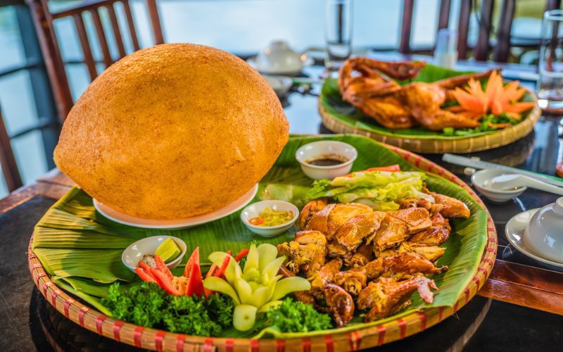 Le poulet rôti ( Gà quay lu) et le riz gluant frit ( Xôi chiên phồng) sont des plats incontournables en venant au village Binh Quới 1