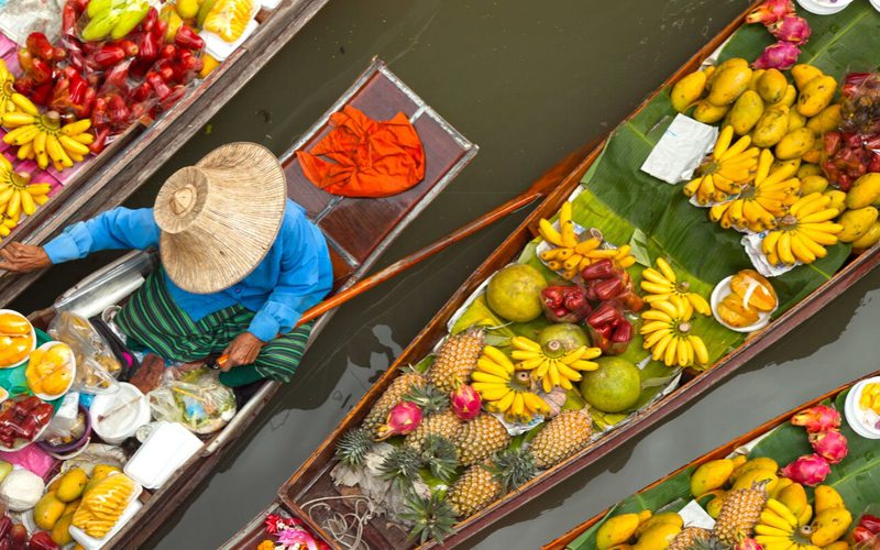 Les bateaux rempli de fruits tropicaux au marché flottant de Damnoen Saduak