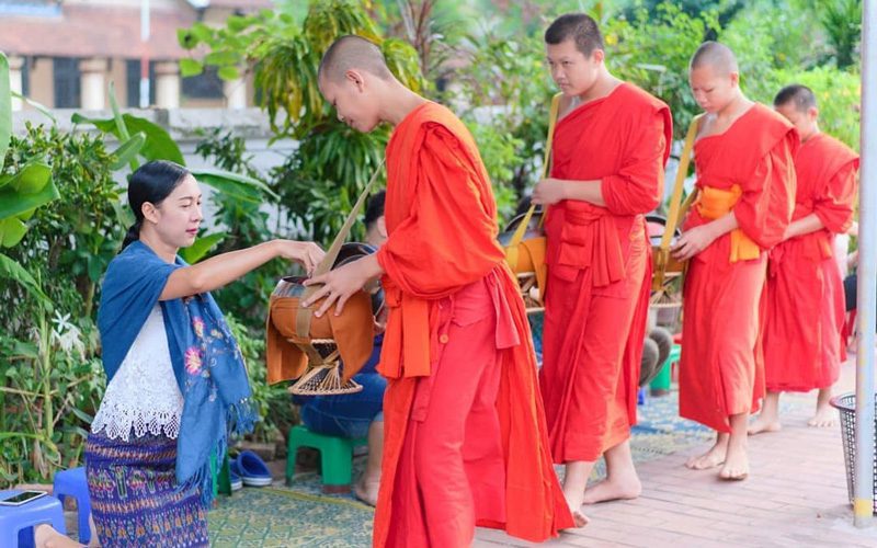 Les moines font l'aumône le matin