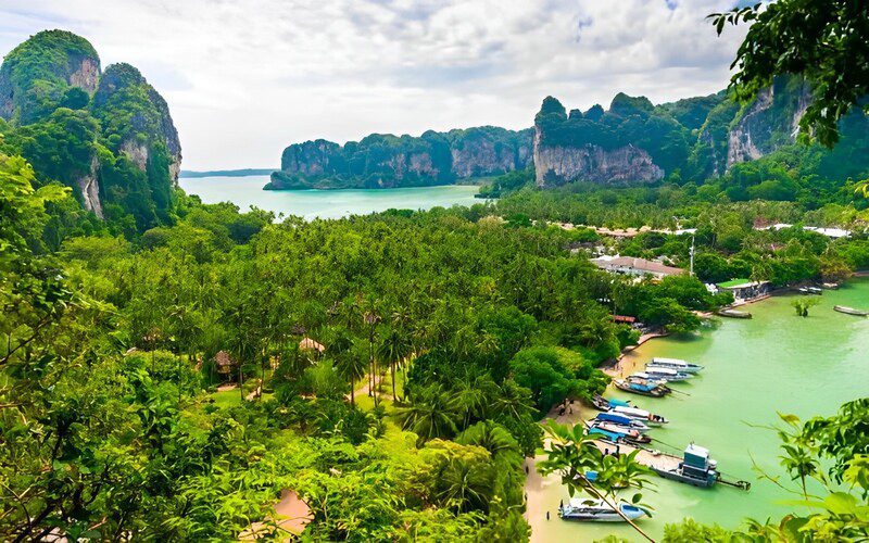 La plage de Railay est mieux accessible en bateau de Ao Nang ou ville de Krabi