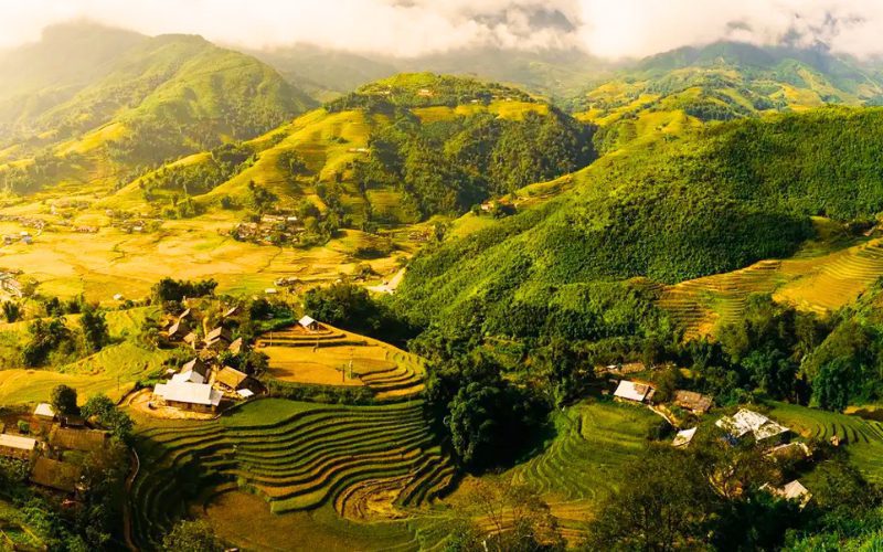 Lao Chai à Sapa est célèbre pour ses rizières en terrasses à couper le souffle, ses maisons traditionnelles H'mong noires, et l'accueil chaleureux de ses habitants. Vietnam et Cambodge en 14 jours