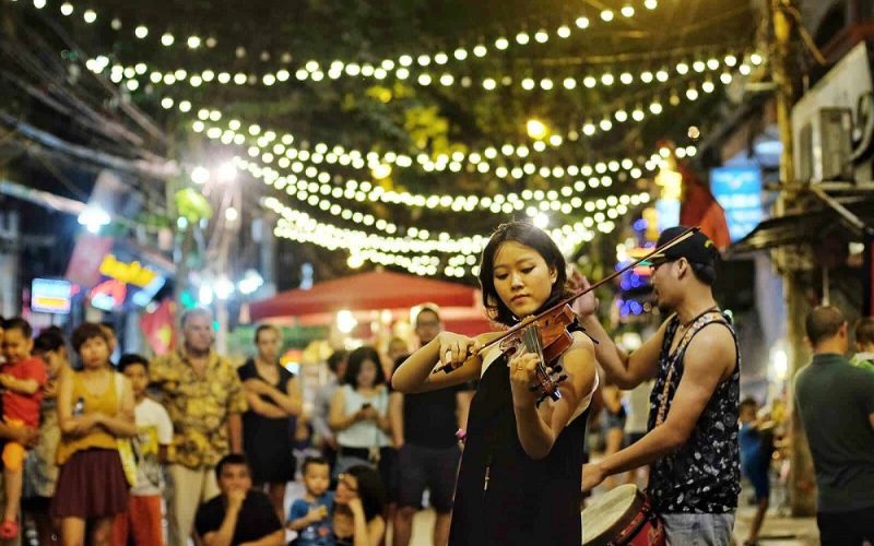 Le Vieux Quartier de Hanoï captive les touristes grâce à la musique de rue