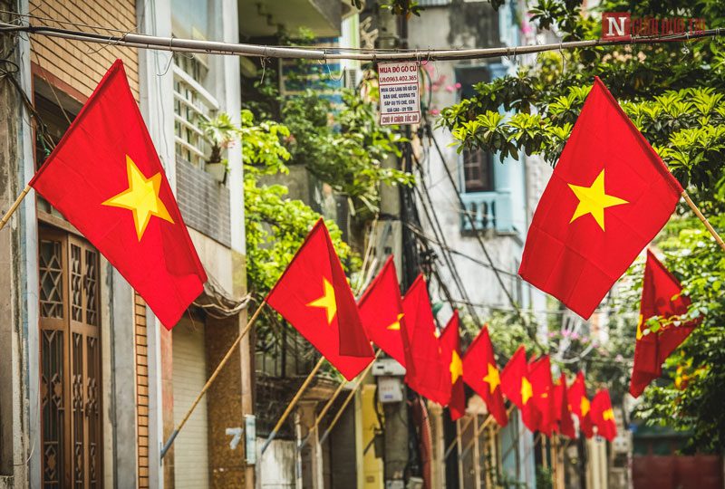 Les rues d'Hanoï sont remplies de drapeaux nationaux à l'occasion de la fête nationale du Vietnam