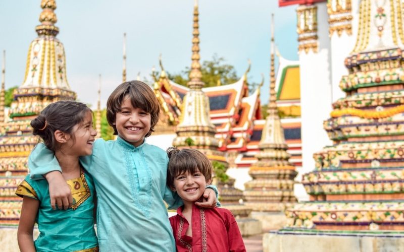 Les enfants sont excités lorsqu'ils visitent le Grand Palais à Bangkok, en Thaïlande