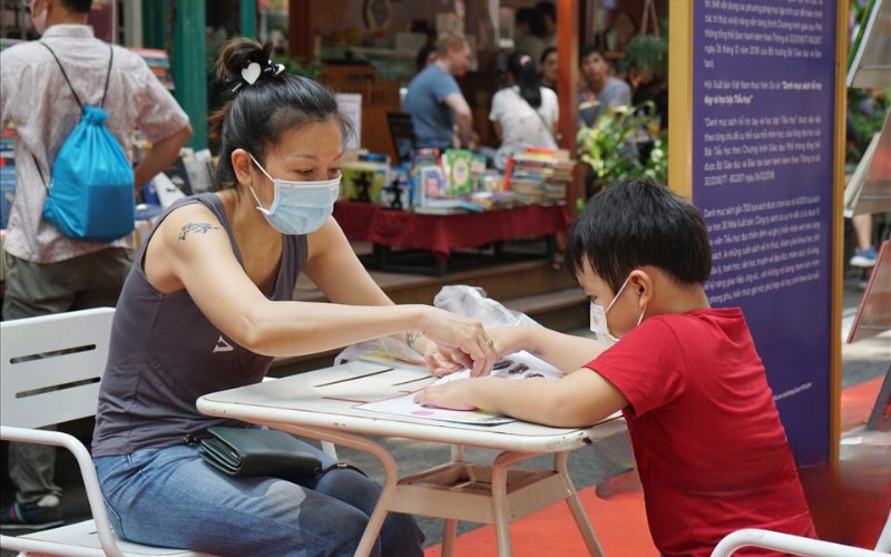 La rue des livres Nguyen Van Binh est encore un lieu plaisant pour les enfants