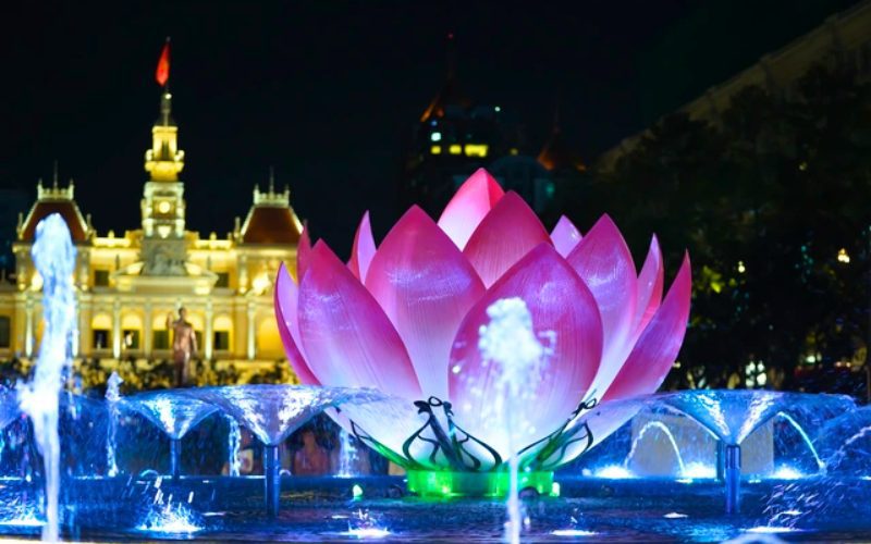 Le jet d'eau artistique dans la rue piétonne Nguyễn Huệ