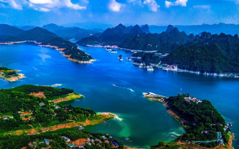 Vue panoramique du lac de Hoa Binh au nord du Vietnam, avec ses eaux bleu turquoise, ses îles verdoyantes et les montagnes majestueuses en arrière-plan