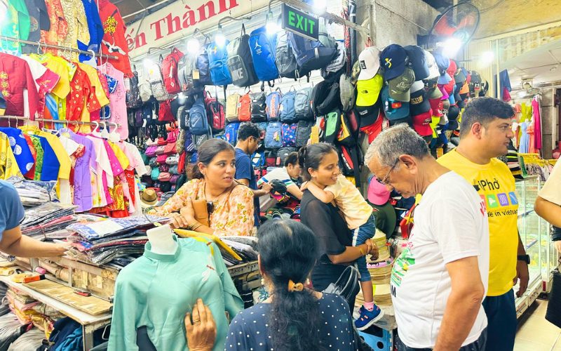 Les étals de vêtements dans le marché Ben Thanh