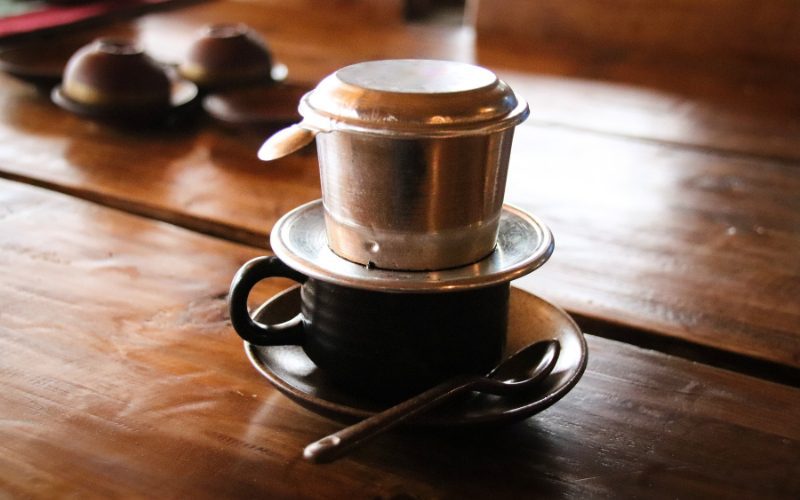 Le café vietnamien est un souvenir incontournable pour ceux qui souhaitent ramener un peu de l'arôme et de la culture du Vietnam en 14 jours chez eux.
