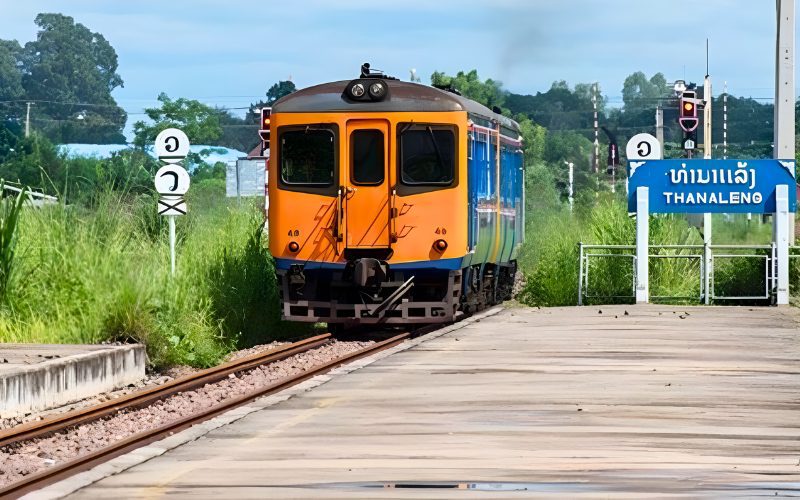Le service de train de la Thaïlande assure la liaison ferroviaire avec le Laos.