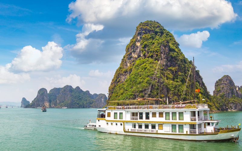 La Baie d'Halong, située au Vietnam, est un site classé au patrimoine mondial de l'UNESCO en raison de sa valeur naturelle et culturelle exceptionnelle. Vietnam et Cambodge en 14 jours