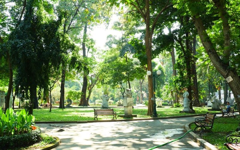 Le parc Tao Dan est plein de verdures