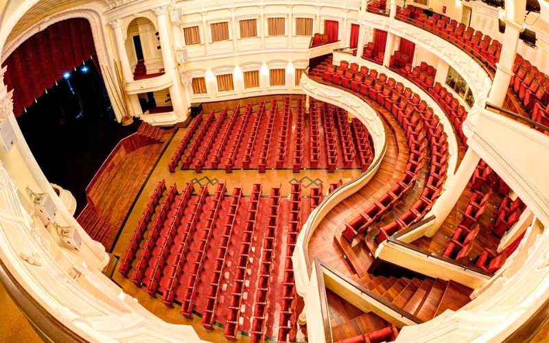 La beauté splendide à l'intérieur de l'Opéra de Saïgon