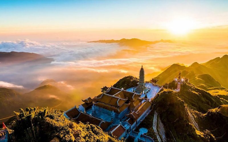 La randonnée au mont Fansipan offre une aventure inoubliable à travers les montagnes majestueuses du nord du Vietnam. Vietnam et Cambodge en 14 jours