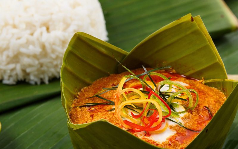 Laissez-vous surprendre par des plats tels que le célèbre Amok, un curry de poisson cuit à la vapeur dans des feuilles de bananier
