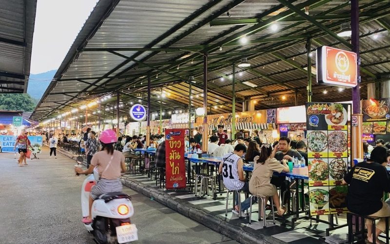 Marché nocturne de l'université de Chiang Mai