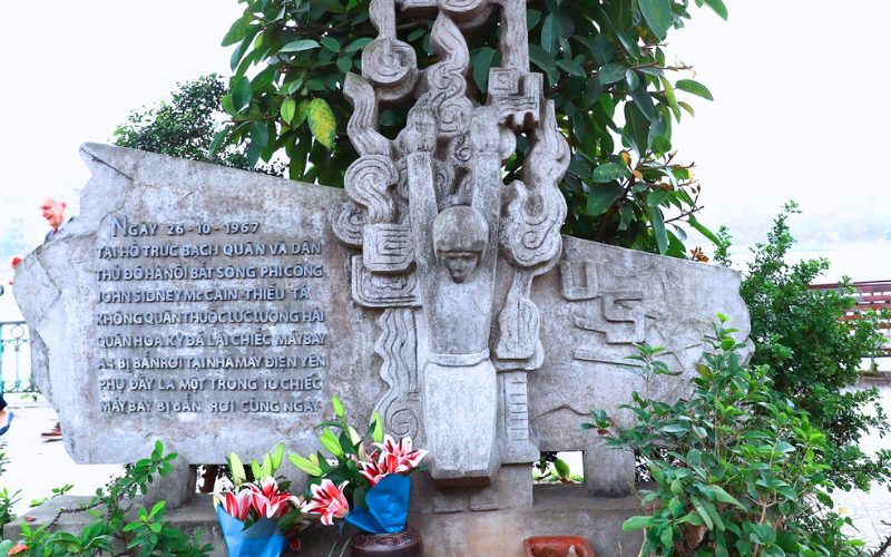 Monument historique de John McCain, lac Truc Bach, Lac de l'ouest, Vietnam