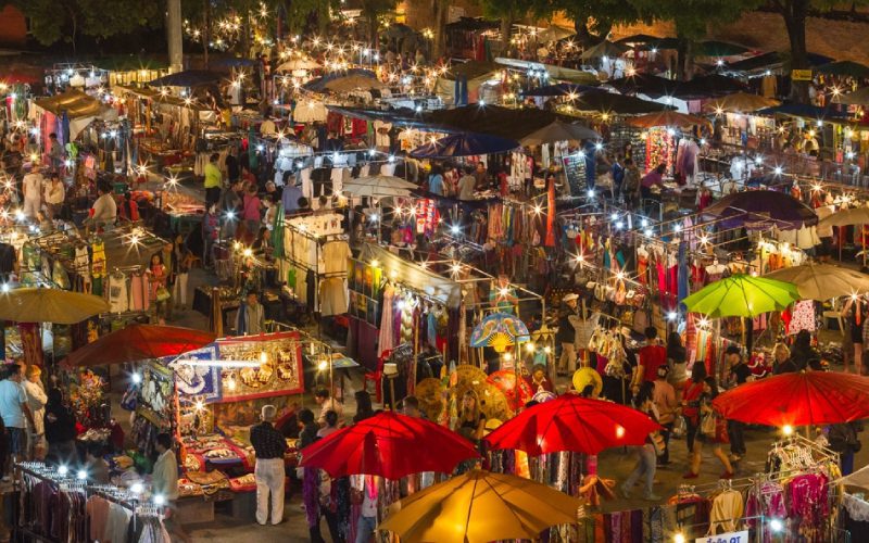 Le marché nocturne animé de Chiang Mai, avec des étals colorés proposant artisanat, vêtements et spécialités locales