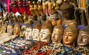 Masques et colliers de Bouddha au marché de Birmanie