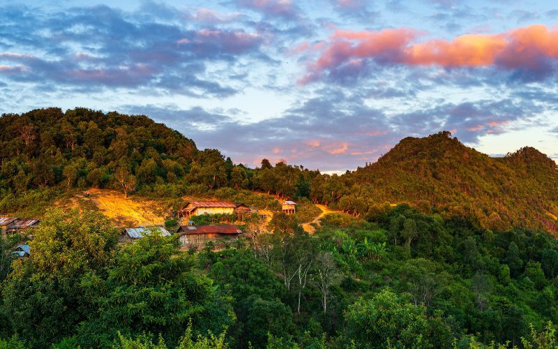 Maisons traditionnelles de la tribu montagnarde Akha sur les montagnes du Laos