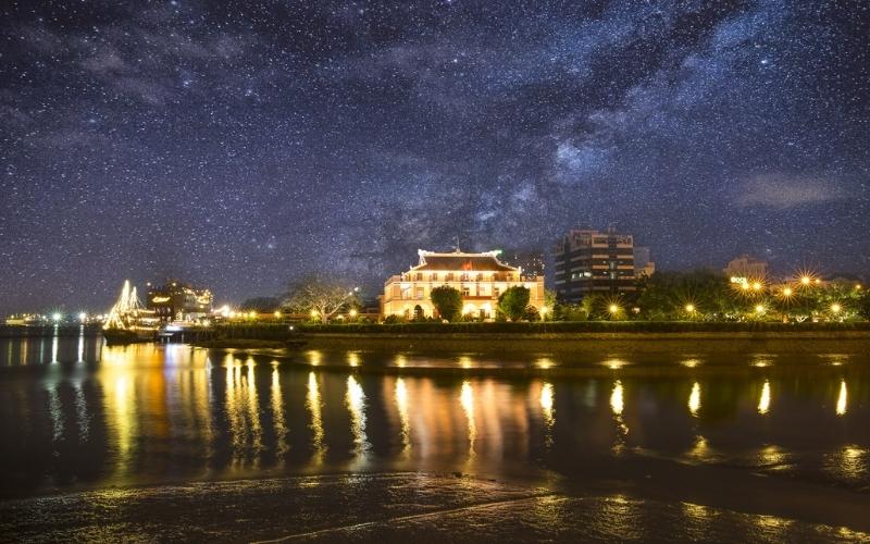 Musée Ho Chi Minh et quai de Nha Rong la nuit